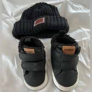 Love Your Melon Baby Cuffed Beanie & Myggpp Crib Booties